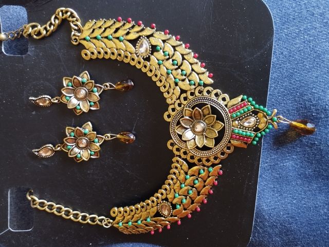 Conjunto collar y pendientes.