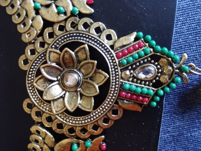 Conjunto collar y pendientes.