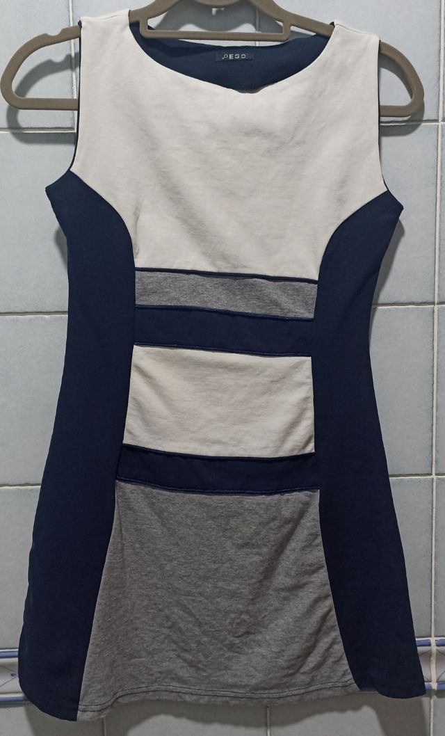 Mini vestido blanco y azul marino 