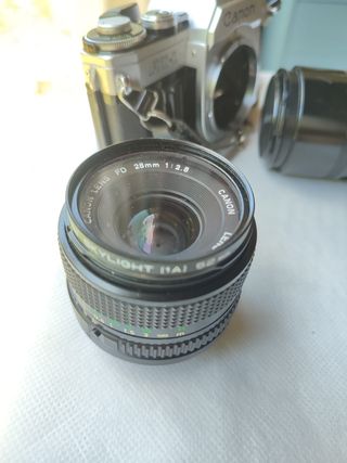 Cámara Canon AT-1, objetivos y complementos.