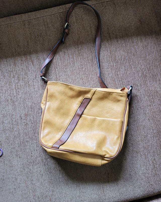 Bolso color mostaza