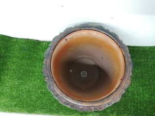 Maceta barnizada en color marrón, c/perforación