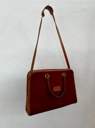 Precioso bolso de ante rojo y ribetes cuero marrón