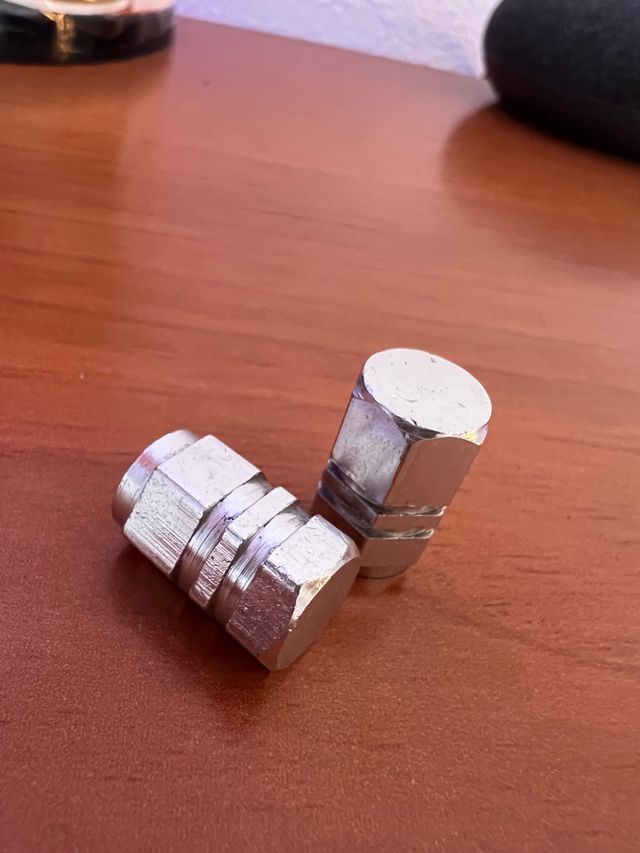 Tapones metálicos para rueda