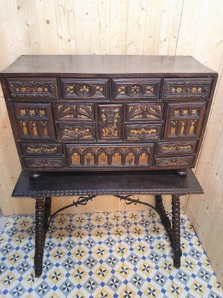 BARGUEÑO DEL XIX SECOLO CON LENTICCHIE DA TAVOLA E GAMBE IN FERRO