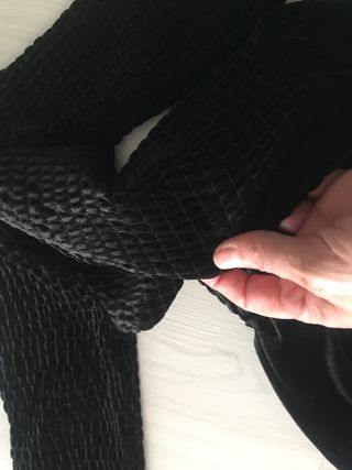 Mono de terciopelo negro