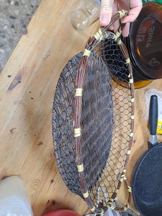 cesta de mimbre y alambre resistente