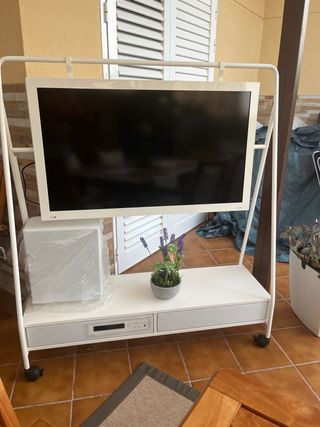 carro Tv con ruedas y sistema de sonido integrado