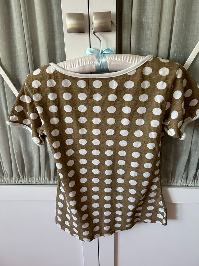 Bonita camiseta de lunares Amichi