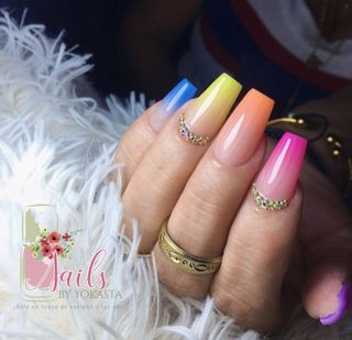 Uñas acrílicas, Manicura y pedicura semipermanente