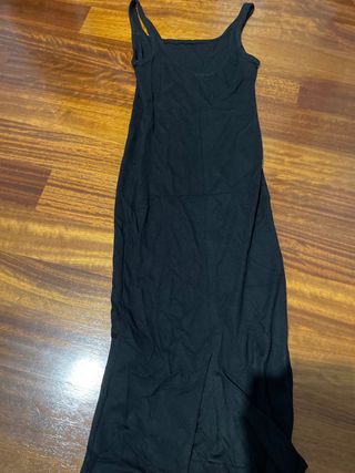 Vestito nero midi aderente.