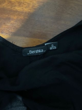 Vestito nero midi aderente.