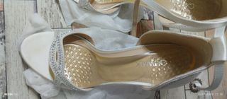 zapato blanco satén con brillantitos en plata