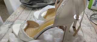 zapato blanco satén con brillantitos en plata