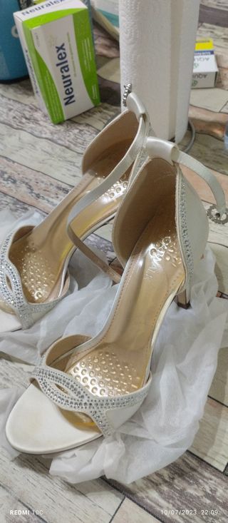 zapato blanco satén con brillantitos en plata