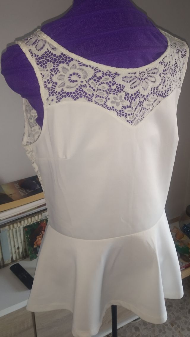 Top con peplum. De H&M