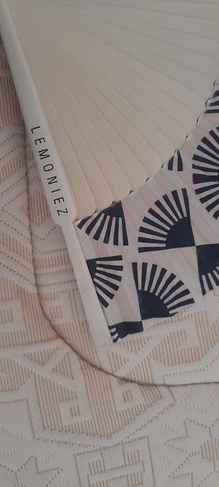 Abanico de madera lacada y tela estampada