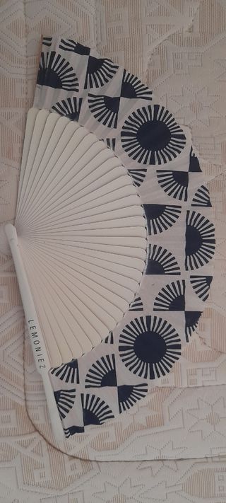 Abanico de madera lacada y tela estampada