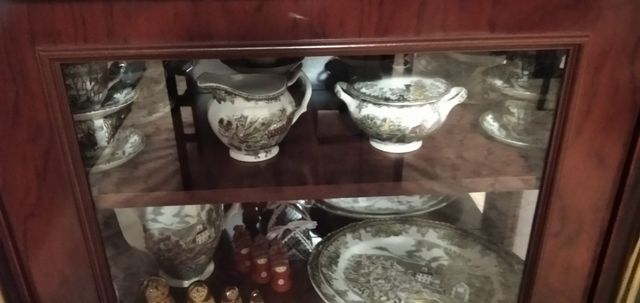 Vagilla porcelana  Johnson Brothers con vitrina.