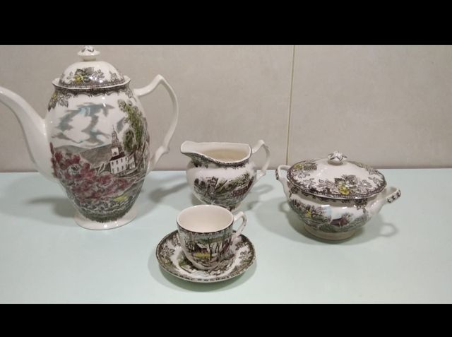 Vagilla porcelana  Johnson Brothers con vitrina.