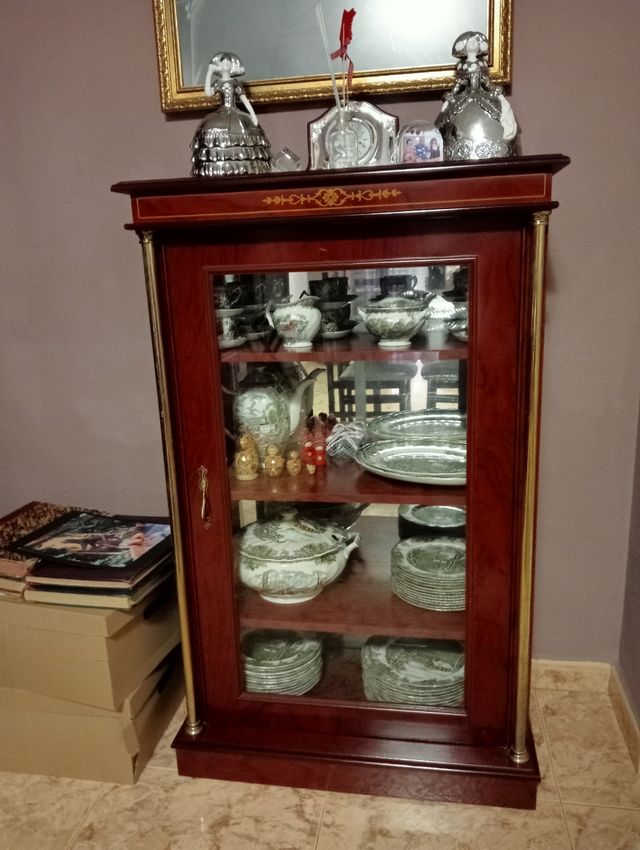 Vagilla porcelana  Johnson Brothers con vitrina.