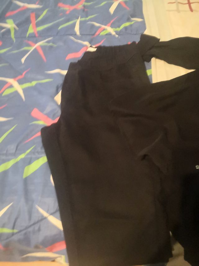 Camisa con flecos y pantalón negro