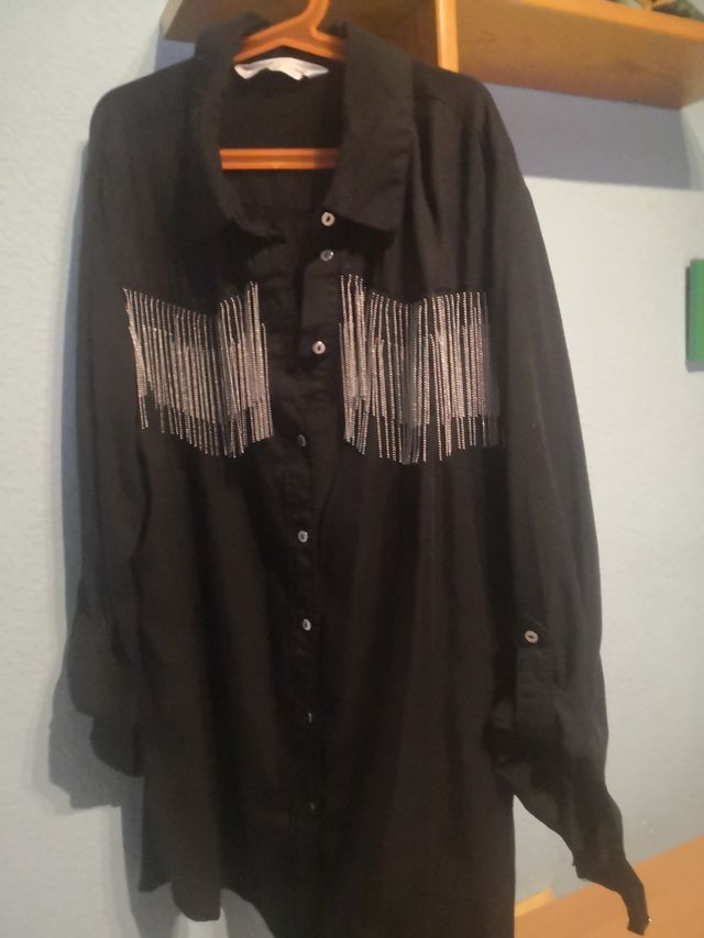 Camisa con flecos y pantalón negro