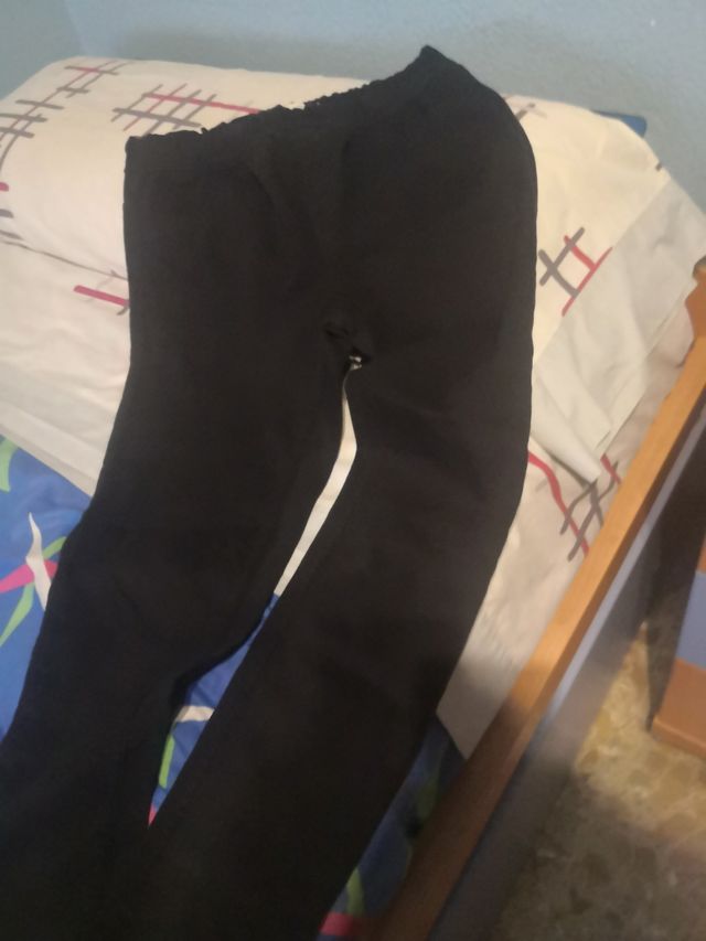 Camisa con flecos y pantalón negro