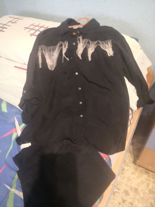 Camisa con flecos y pantalón negro