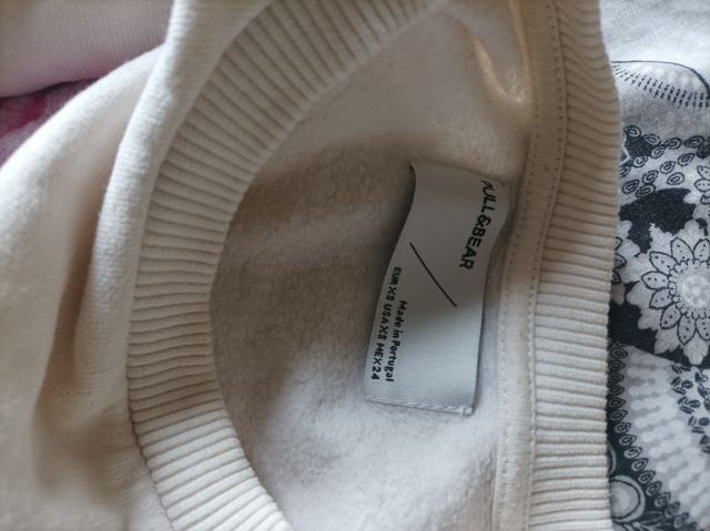 sudadera blanca de pull & bear