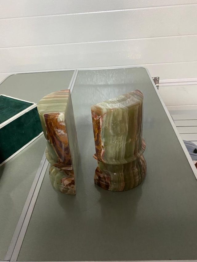 Sujeta libros de piedra