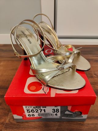 Sandalias doradas fiesta