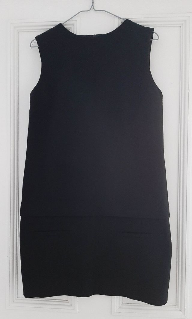 Vestido corto negro estructurado sin mangas