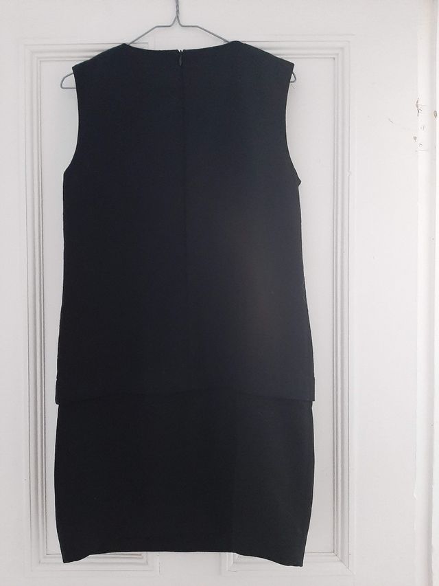 Vestido corto negro estructurado sin mangas