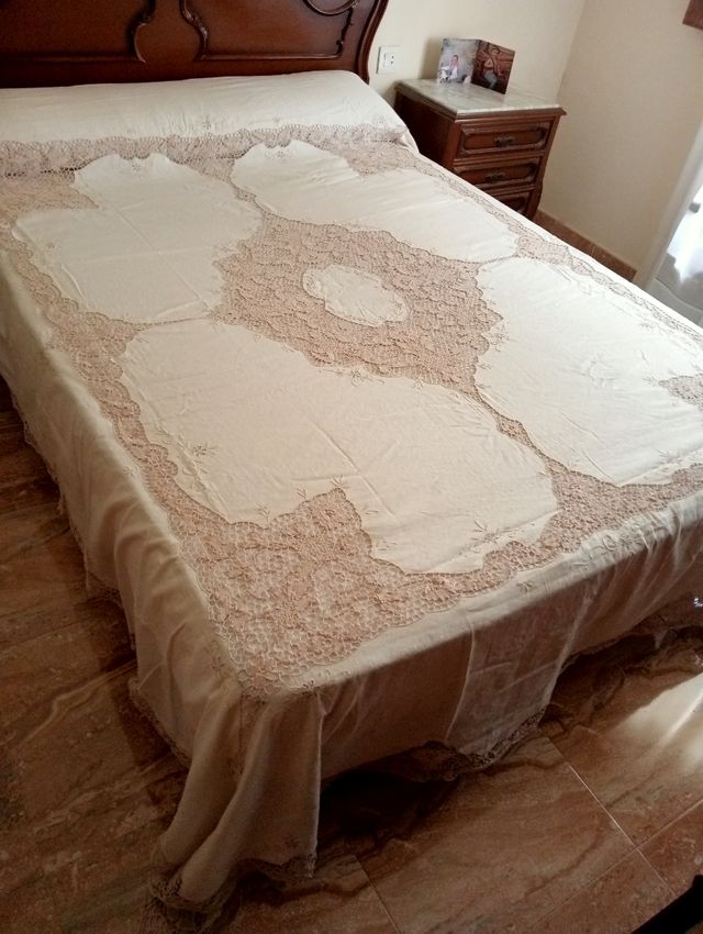 Colcha de lino bordada y burano a mano