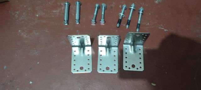 Escuadras y tornillos