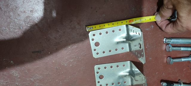 Escuadras y tornillos