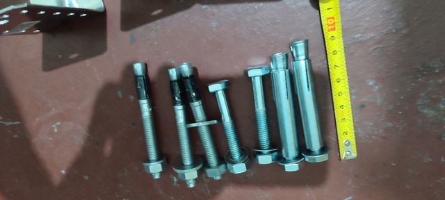 Escuadras y tornillos