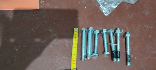 Escuadras y tornillos