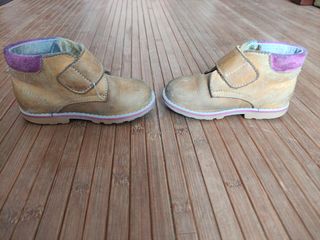 Botines de piel niña nº 22.