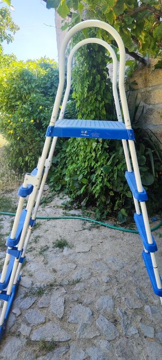 Escalera de piscina con 122 cm azul
