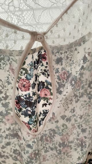 Top de flores y transparencias.