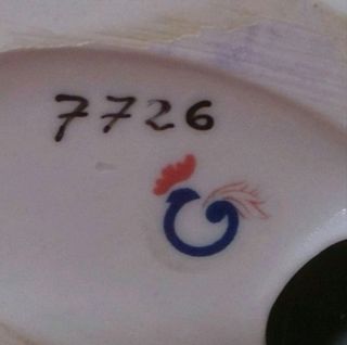 Bonita figura de porcelana fina ,GALOS