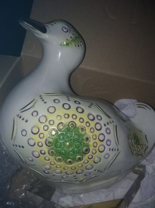 Bonita figura de porcelana fina ,GALOS