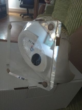 Bonita figura de porcelana fina ,GALOS