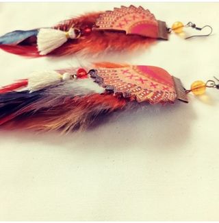 pendientes plumas alas artesanal multicolor dorado