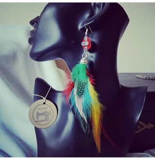 pendientes plumas alas artesanal multicolor dorado