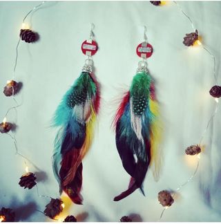 pendientes plumas alas artesanal multicolor dorado