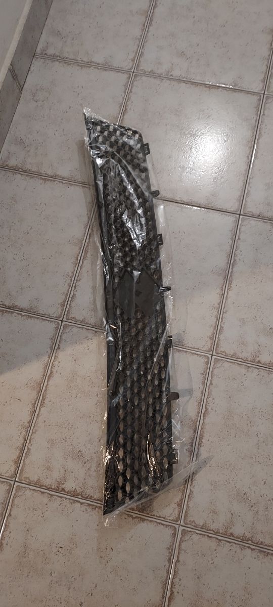 Rejilla Delantera Suzuki NUEVA Y ORIGINAL