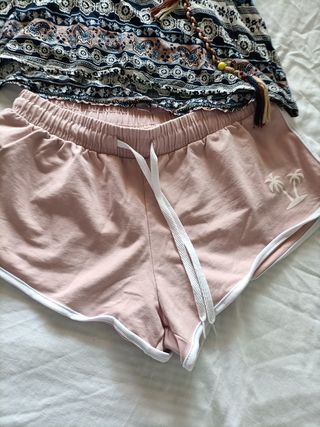 Conjunto de pantalon corto y tops